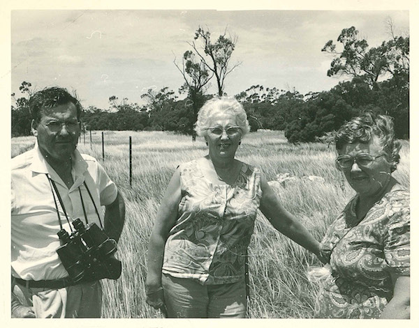 Alwin Clements with Edna Herring (South Australian Photographic Federation) and<br />
Berna Clements, visiting Moorunde in the early 1970s.